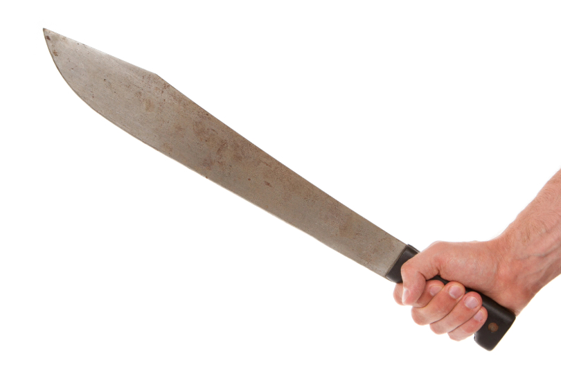mão masculina segura um facão