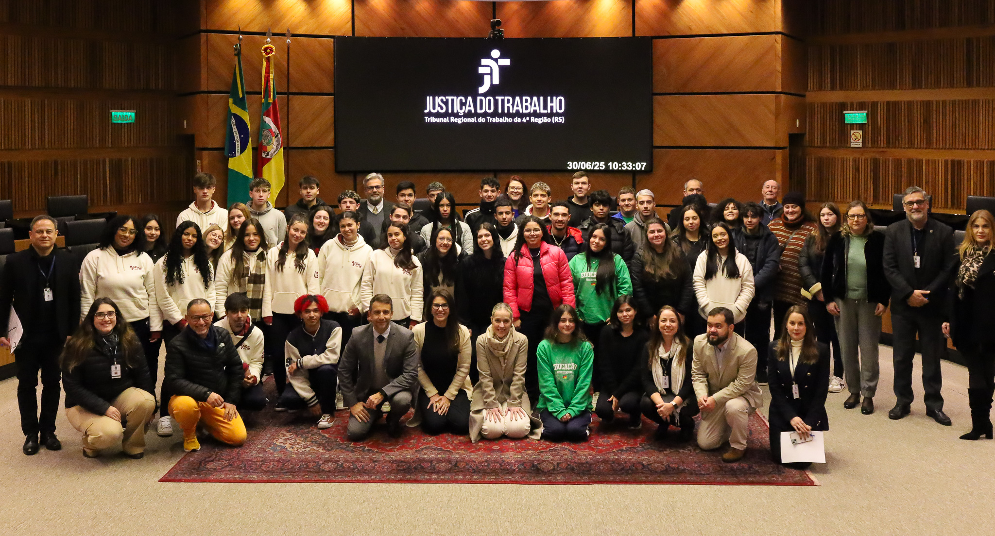 Estudantes, professores, magistrados e servidores no Plenário Milton Varela Dutra