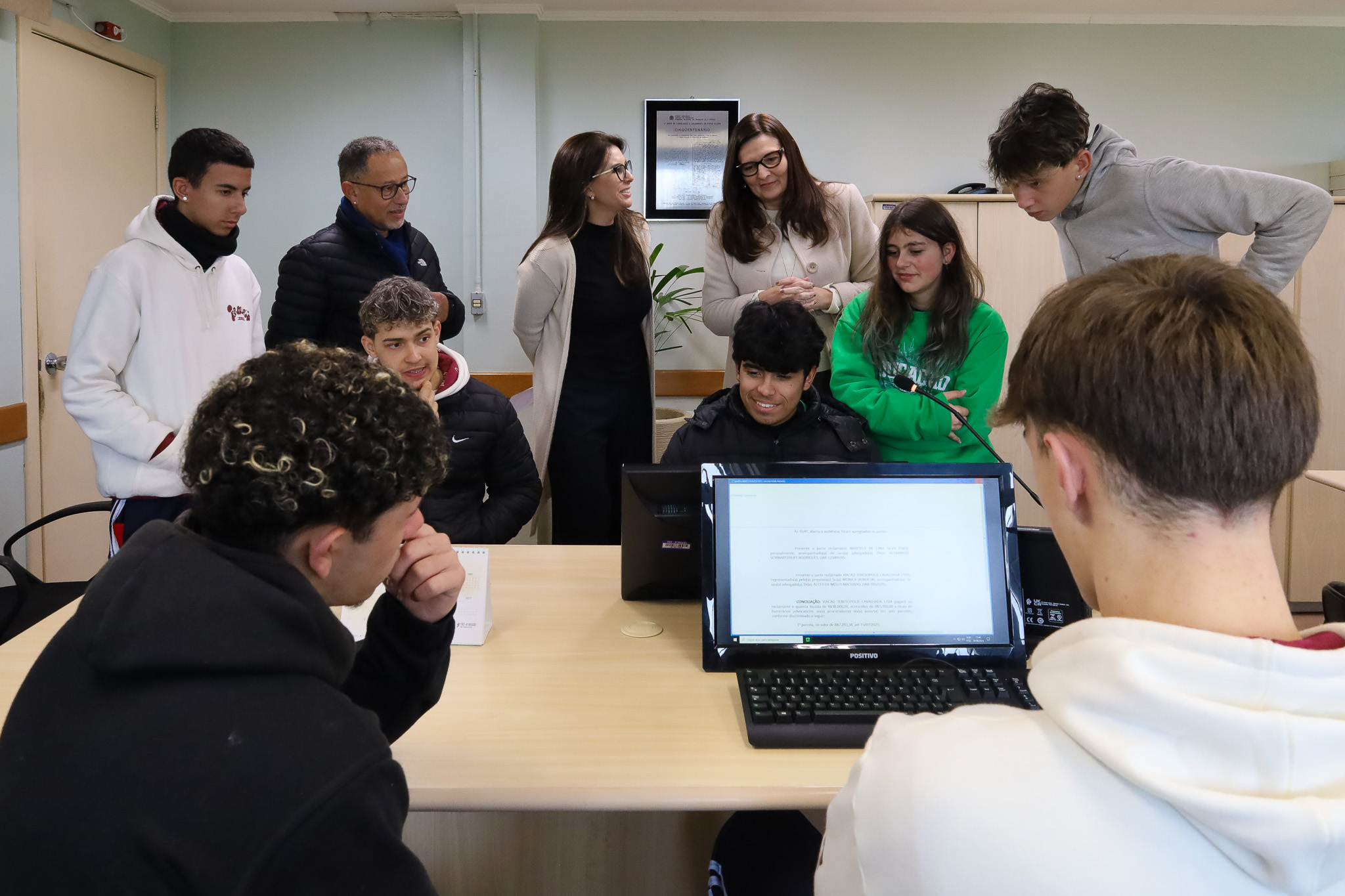 Alunos em imersão na 1ª Vara do Trabalho. Eles se divertem ao serem personagens de uma audiência.