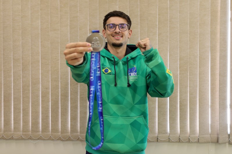 João mostra a medalha de prata