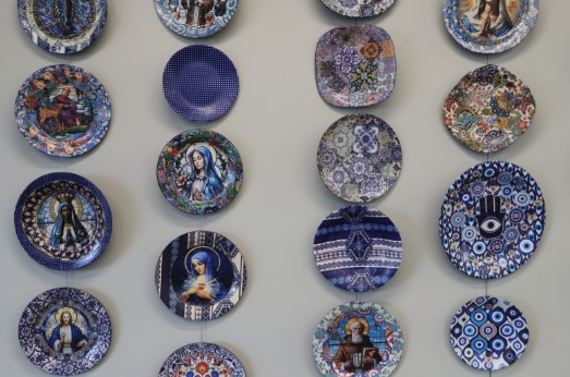 Pratos estilizados pendurados em cabo de aço na galeria Lenir Heinen