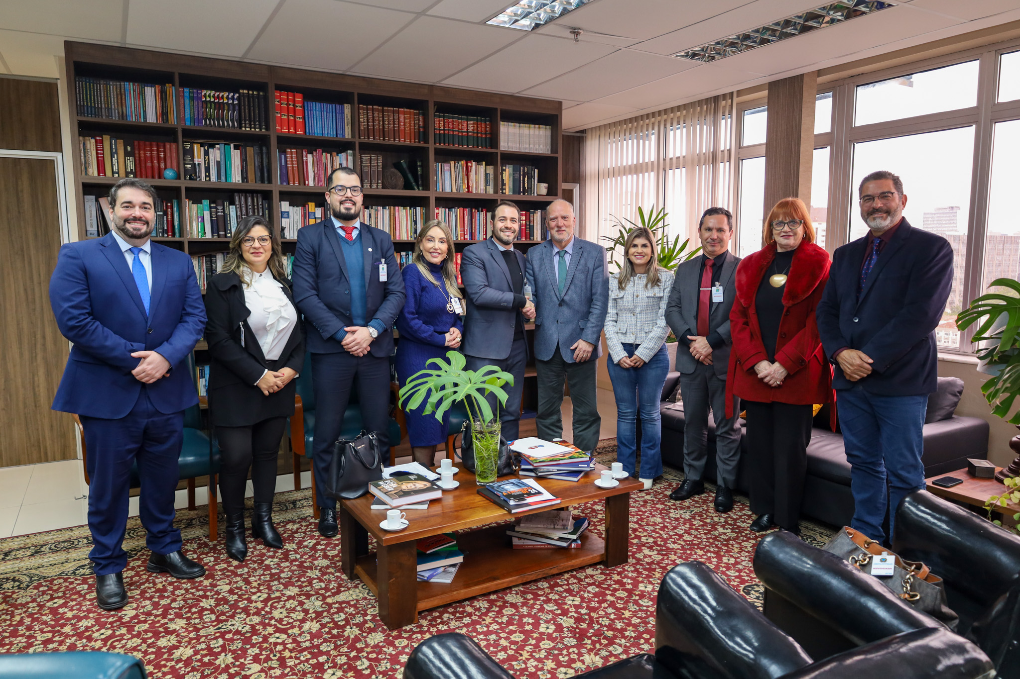 Autoridades do TRT-RS e da OAB-RS posam para foto após reunião institucional no gabinete da Presidência.
