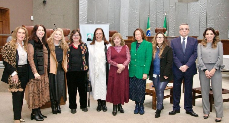 Mulheres posam em evento contra a violência de gênero . A desembargadora Carmen Izabel Centena Gonzalez está à esquerda, vestindo preto.