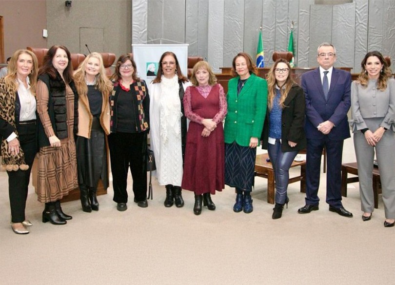 Mulheres posam em evento contra a violência de gênero . A desembargadora Carmen Izabel Centena Gonzalez está à esquerda, vestindo preto.