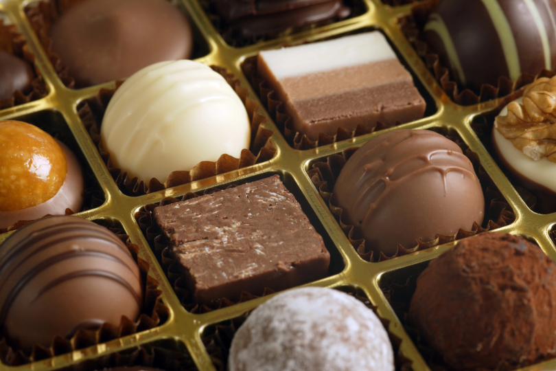 Embalagem plástica com bombons dispostos um ao lado do outro.