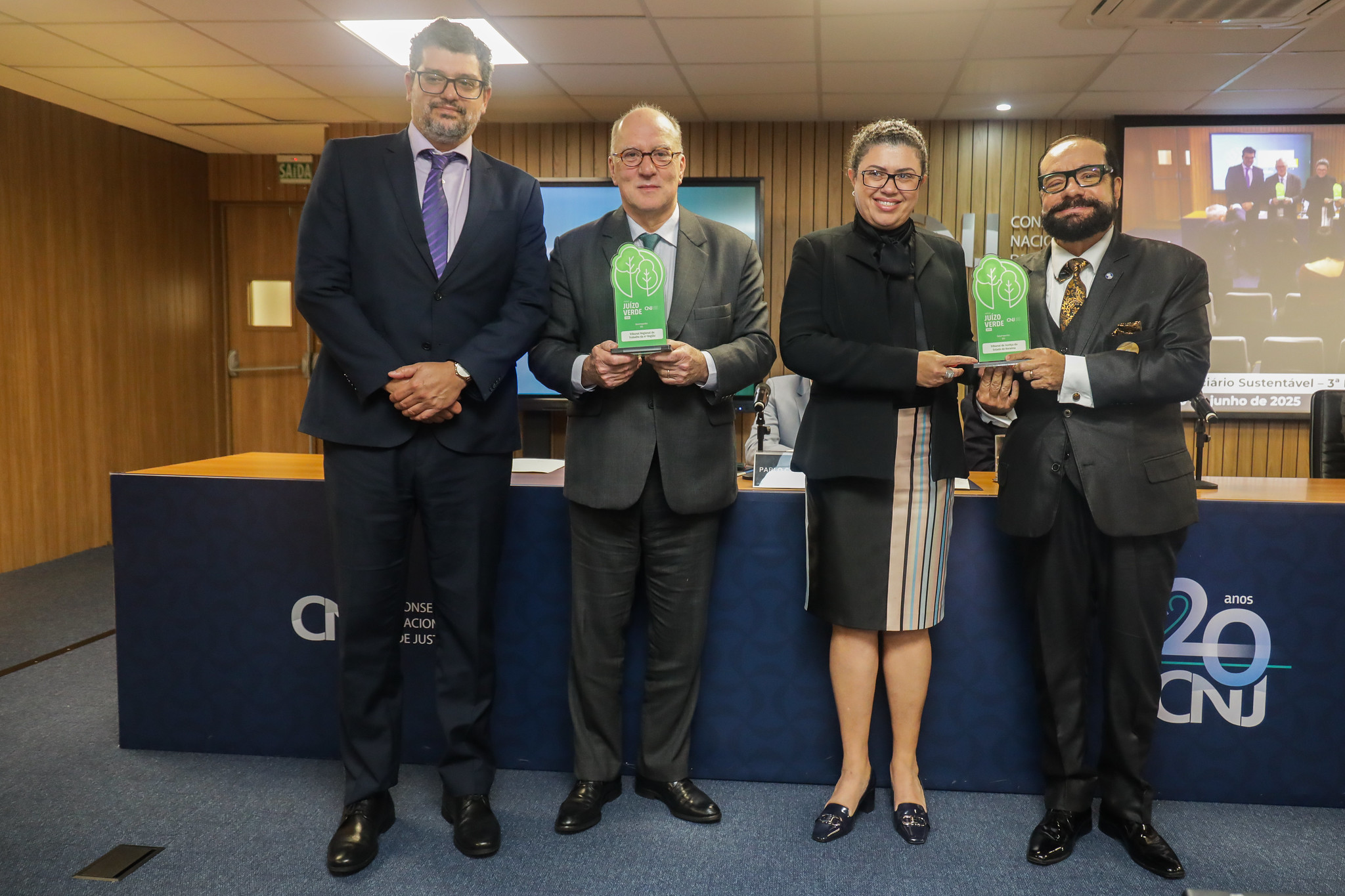 Diogo Grimberg, Ricardo Martins Costa e representantes do TJ/RO, com o troféu do prêmio Juízo Verde.