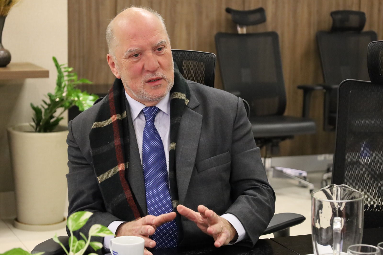 A foto mostra o desembargador Ricardo sentado.