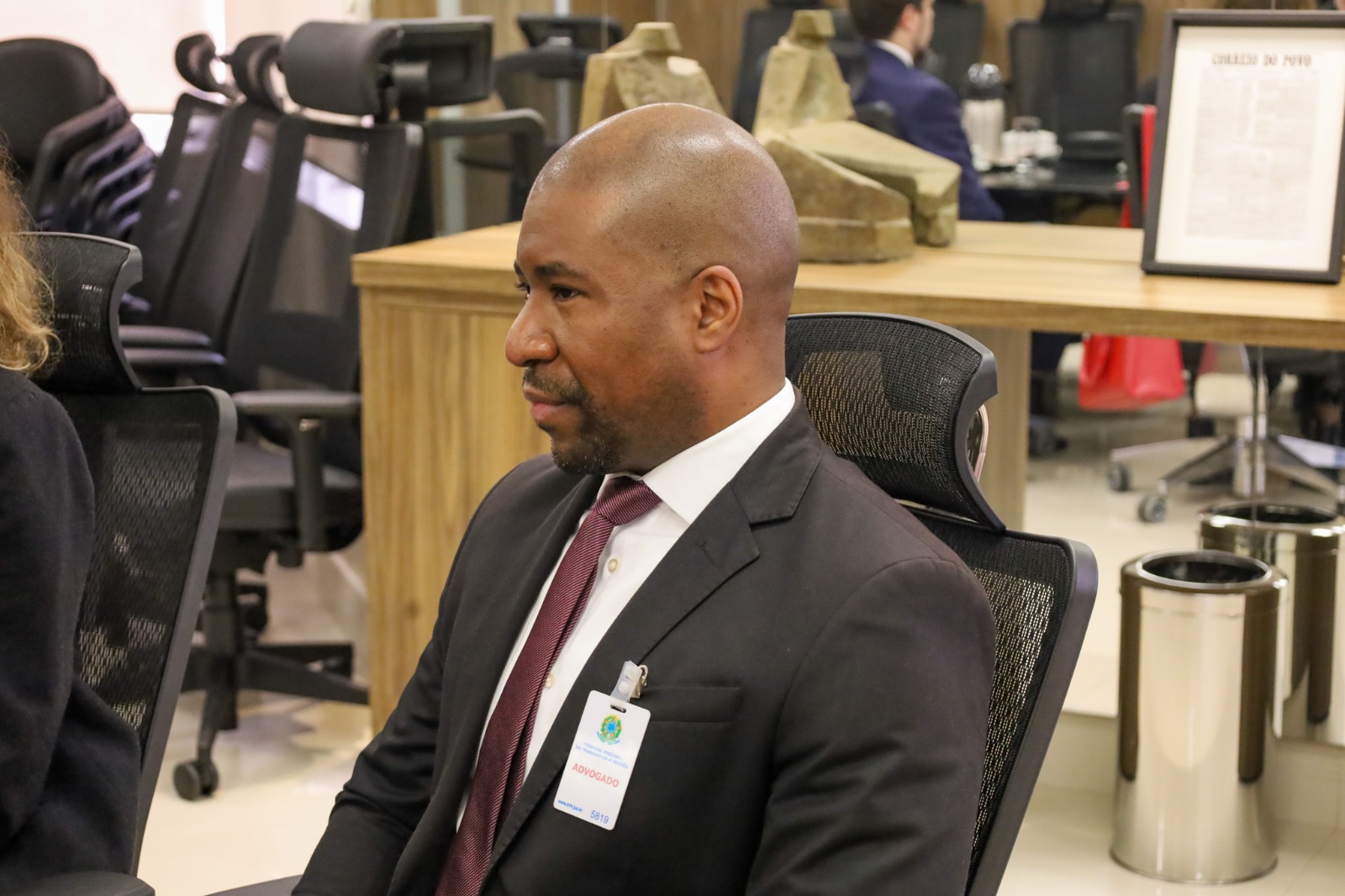 A foto mostra o representante do Ifood sentado.