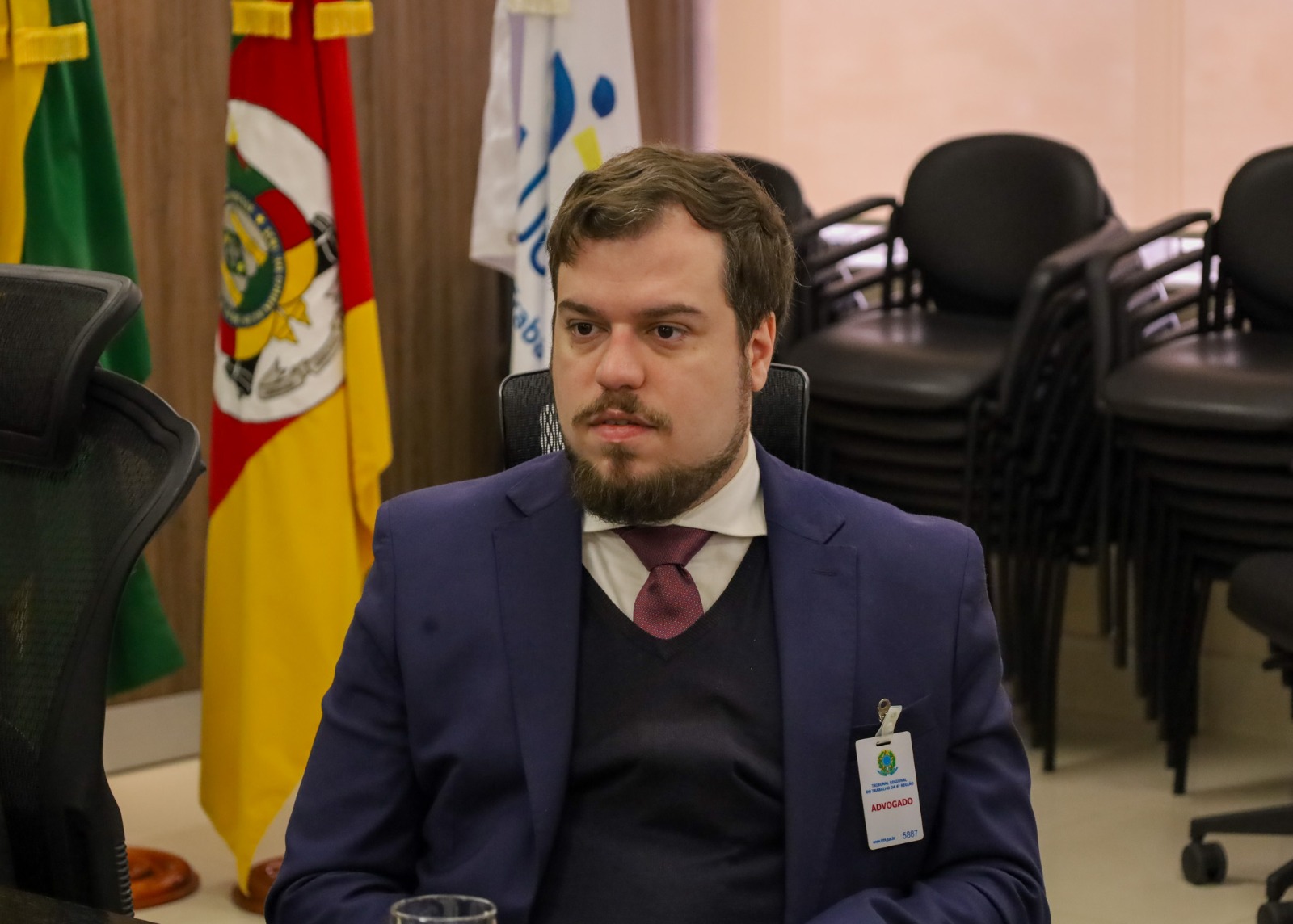 A foto mostra o advogado do ifood sentado.