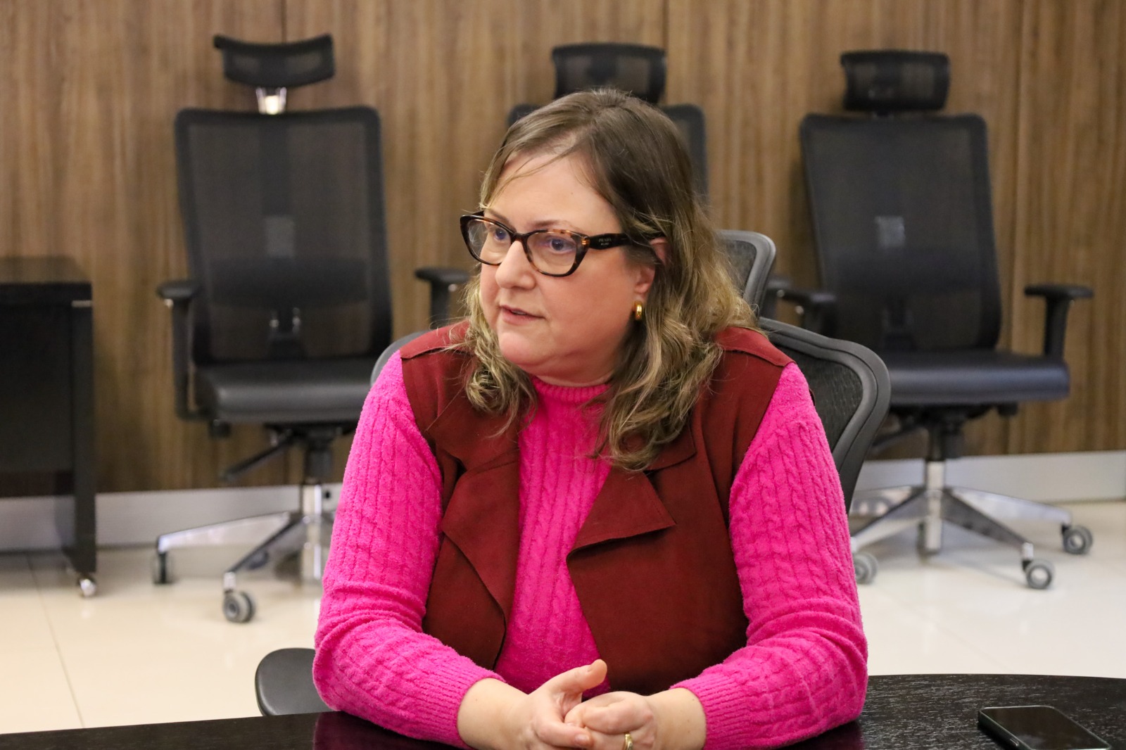 A foto mostra a juíza Luciana Böhm Stahnke sentada.