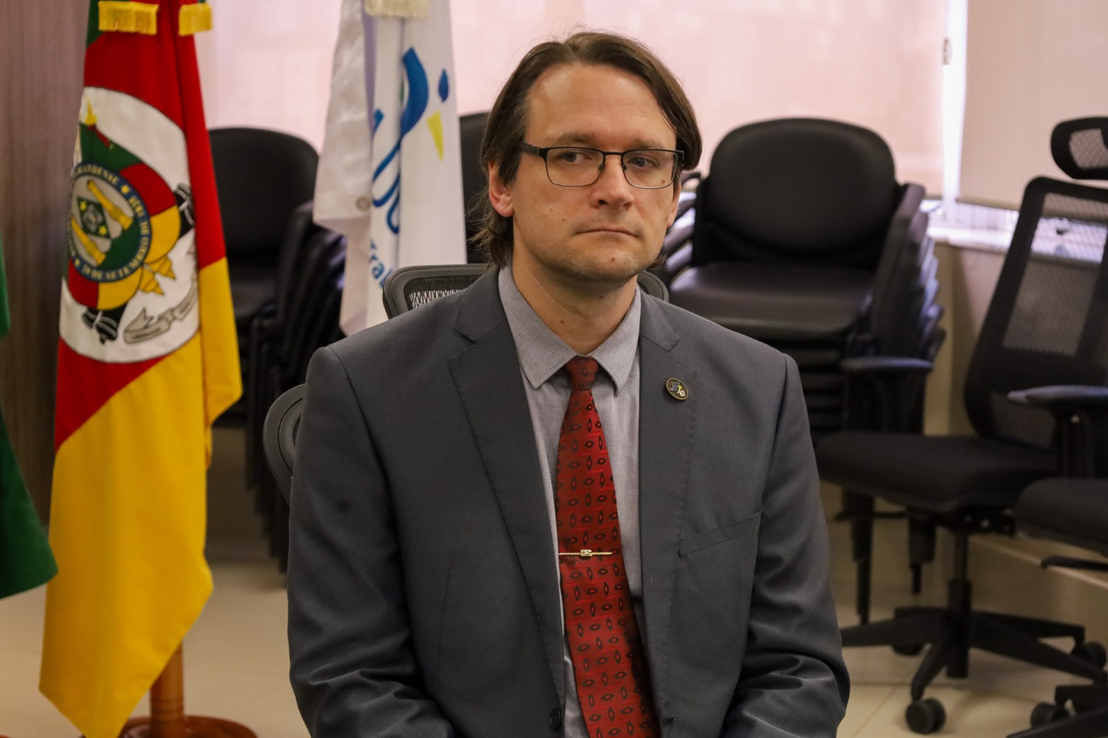 A foto mostra o juiz Fabrício sentado.