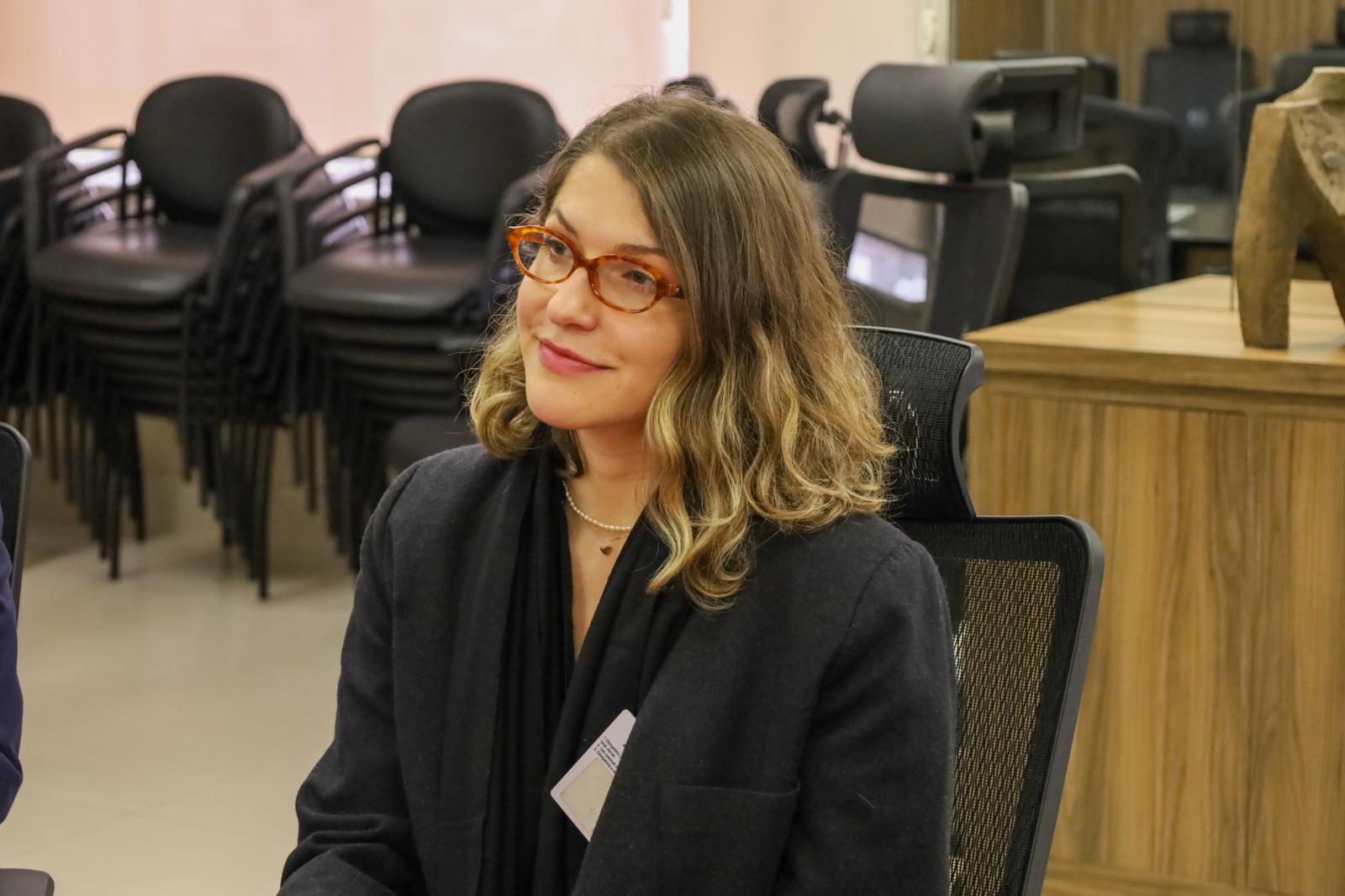 A foto mostra a advogada do Ifood sentada.