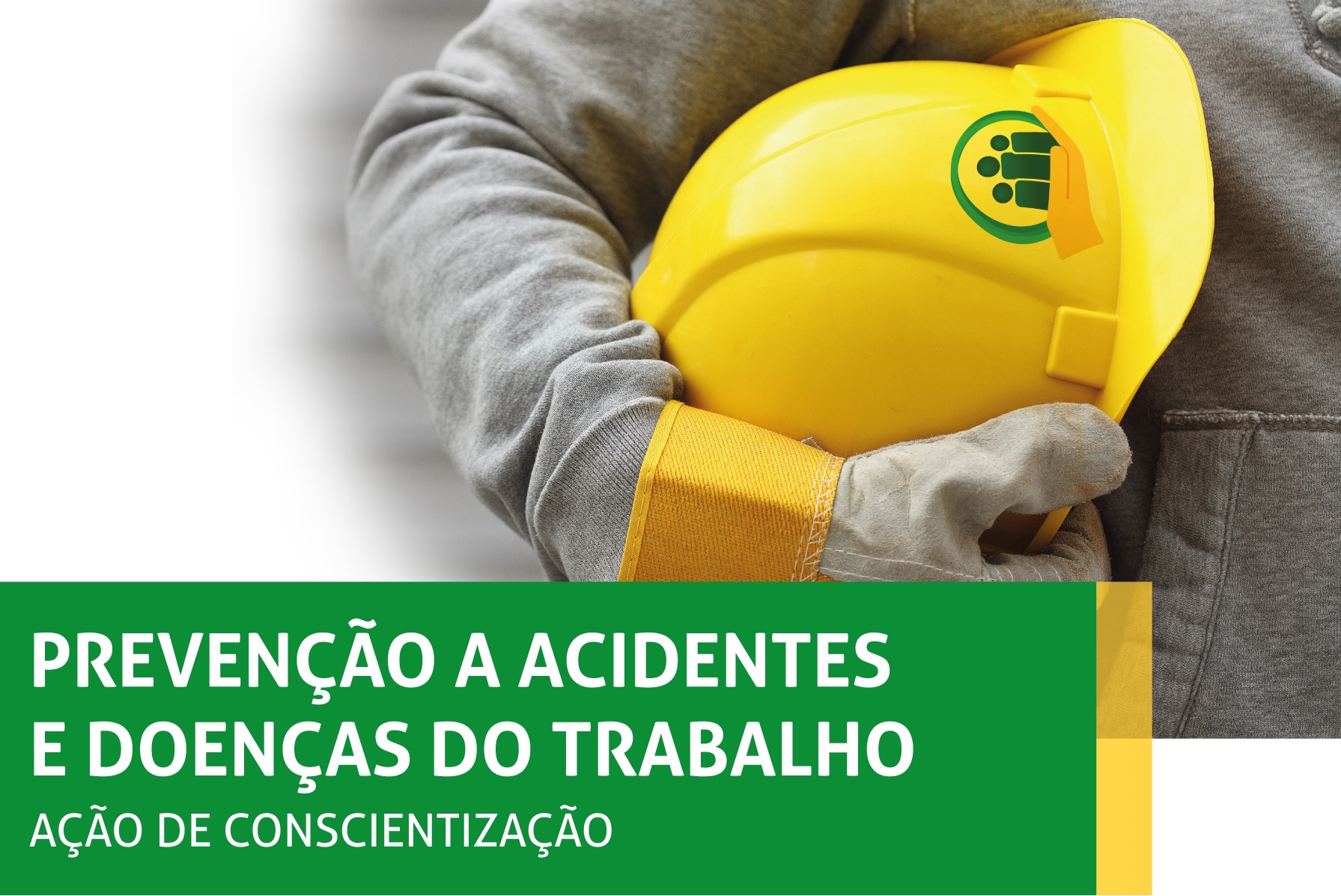 Pessoa com luvas segurando capacete amarelo. Texto sobre faixa verde: “Prevenção a Acidentes e Doenças do Trabalho – Ação de Conscientização”.