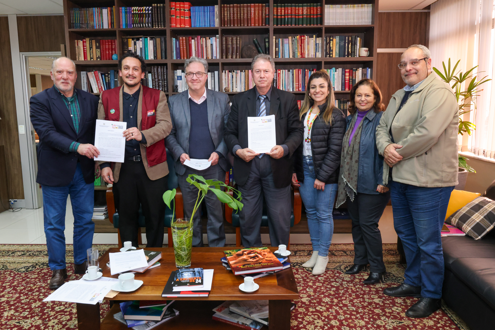 Integrantes do TRT-RS e do CEDH-RS, em foto posada