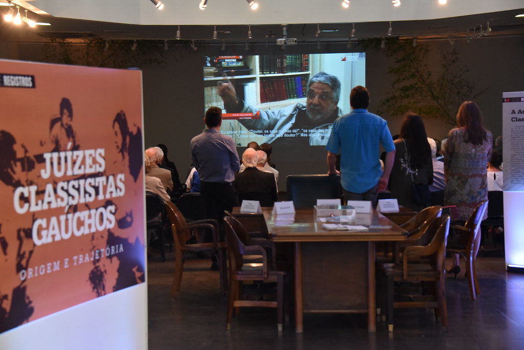 foto exposição Juízes Classistas Gaúchos no saguão do TRT4