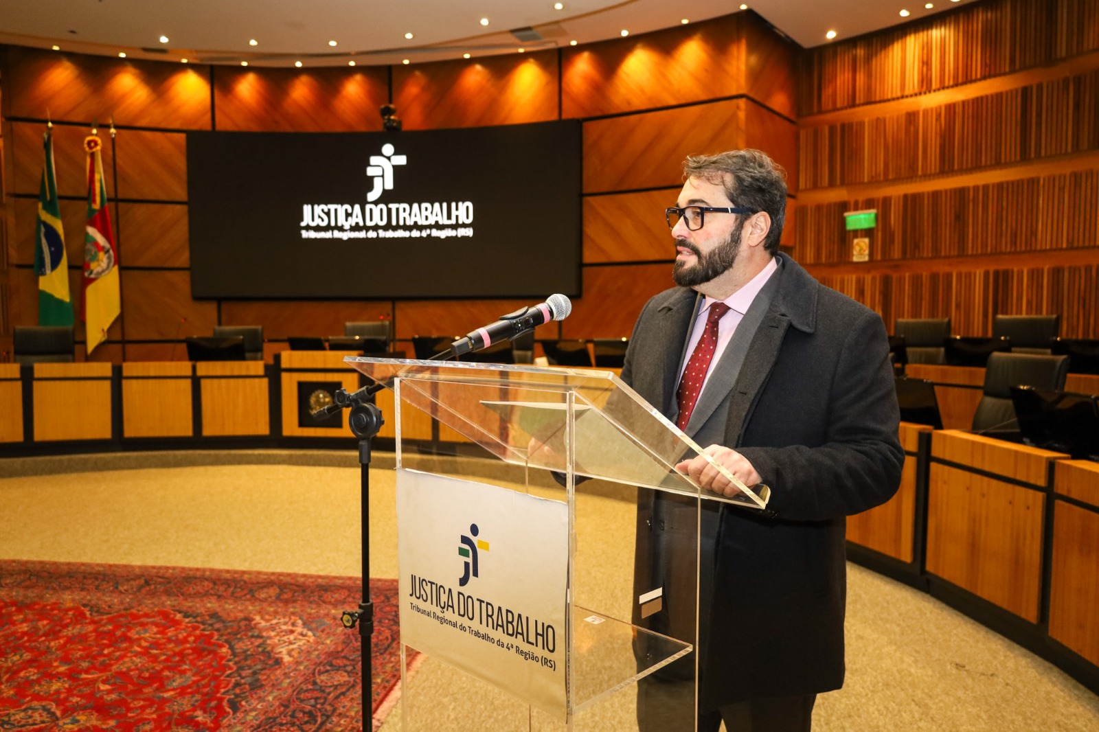 A foto mostra o desembargador Alexandre falando com a comitiva da FAB