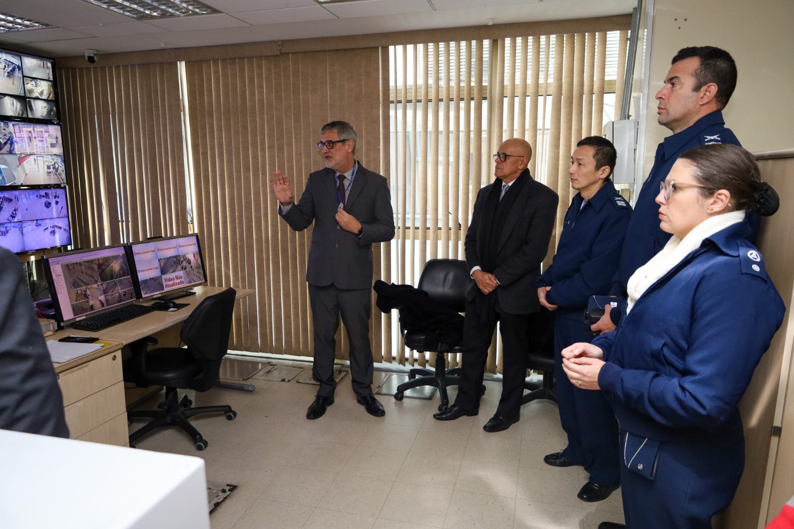 A foto mostra a Central de monitoramento com comitiva da FAB.