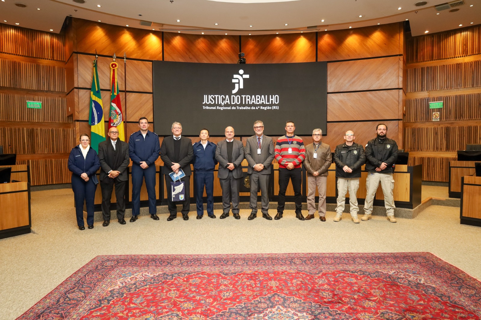 Foto mostra foto posada da comitiva e integrantes do TRT