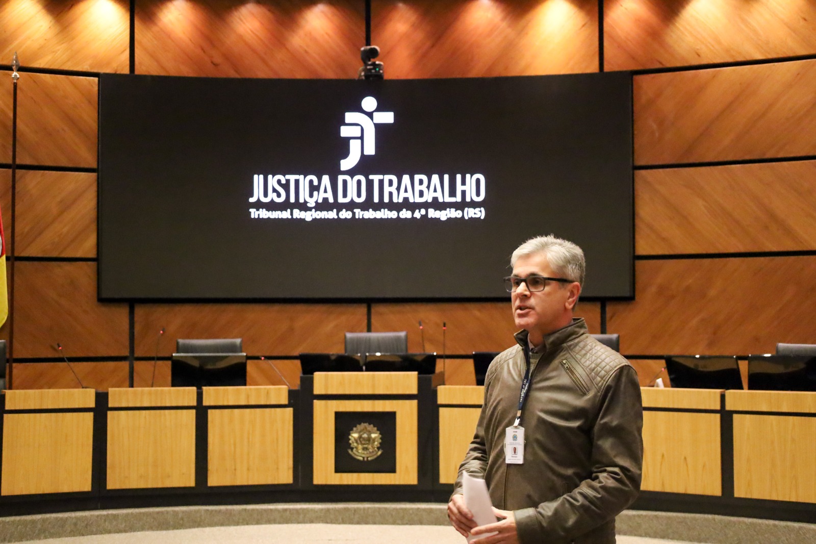 A foto mostra o Servidor Renato falando com a comitiva