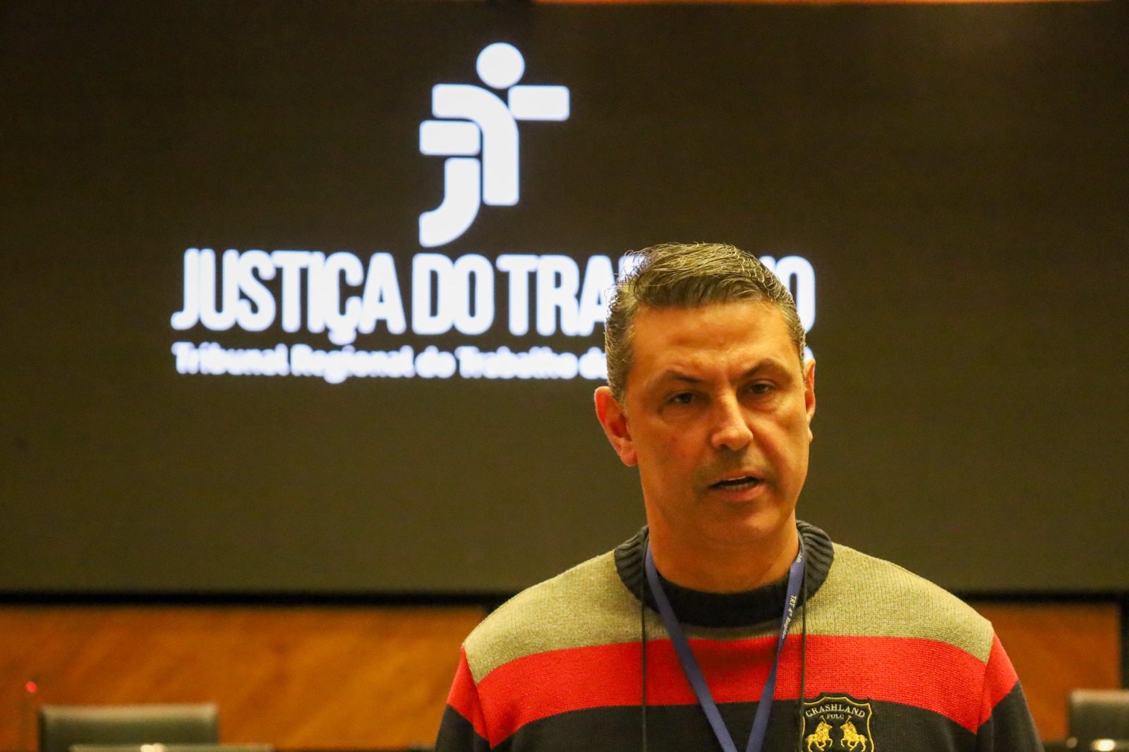 A foto mostra o Servidor Peixoto falando com a comitiva.