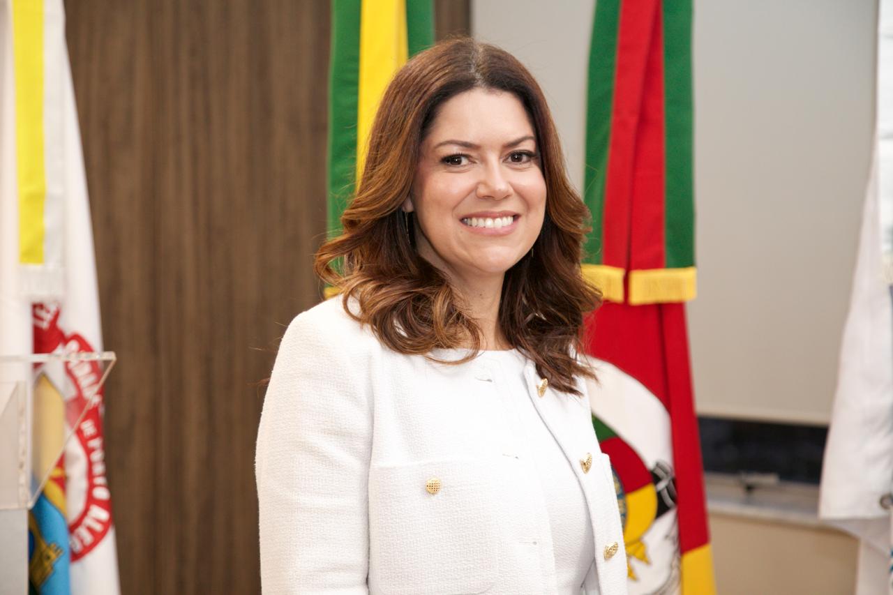A foto é posada juíza ana.