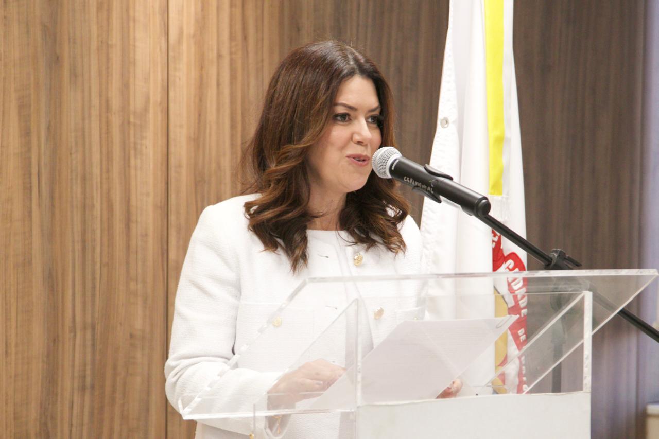 A foto é da juíza Ana discursando.