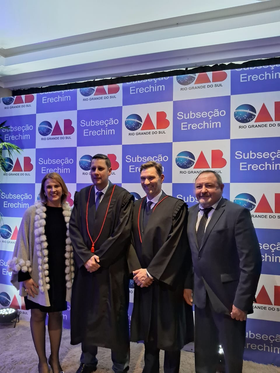 Dra. Adriana Kunrath ao lado dos Drs. Edgar Figueiró Ecco, Leonardo Lamachia e Luis Antonio Mecca durante posse na OAB Erechim.