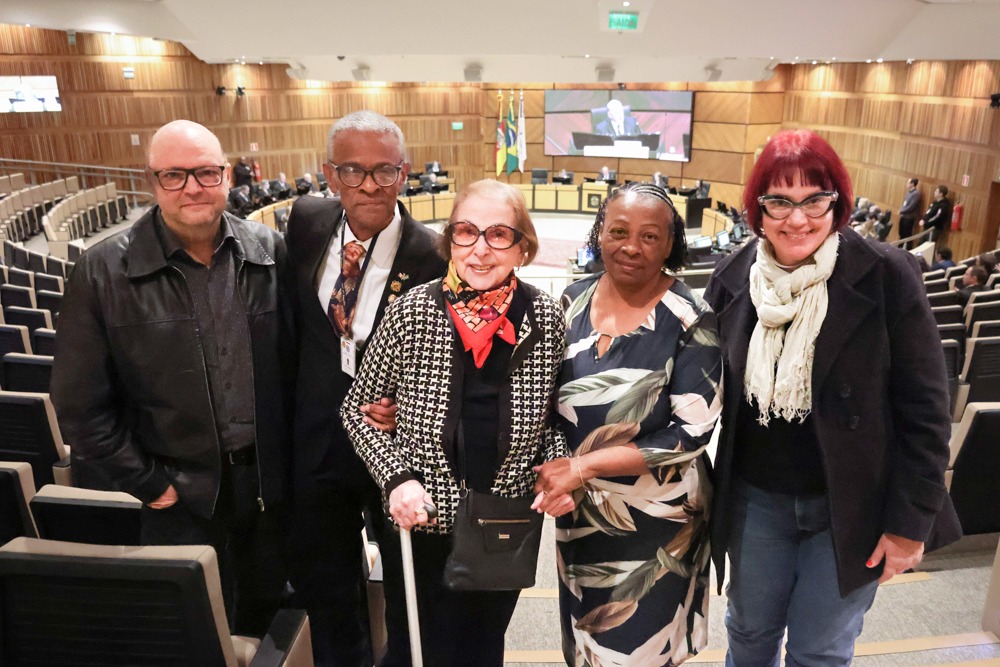 A foto mostra Luzinho com mais três pessoas posando para foto.