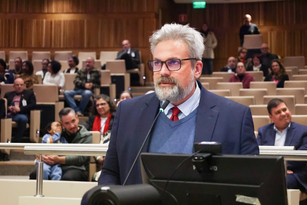A foto mostra o juiz Thiago discursando.