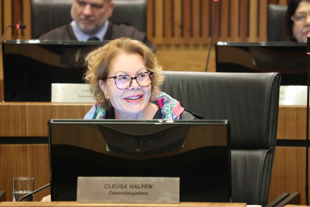 A foto mostra a desa. Cleusa.