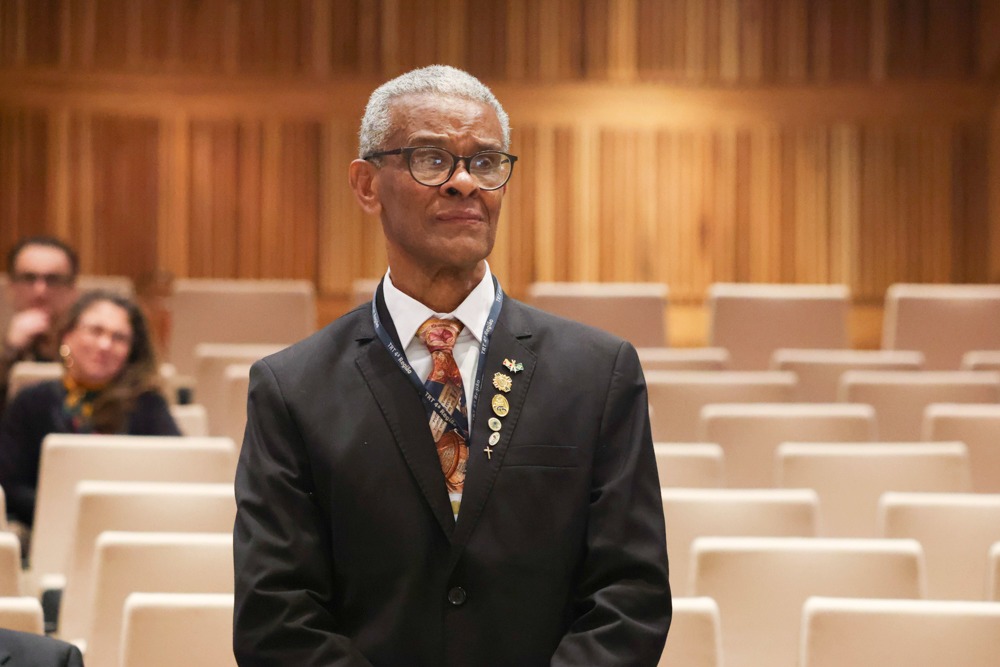 A foto mostra Luizinho emocionado