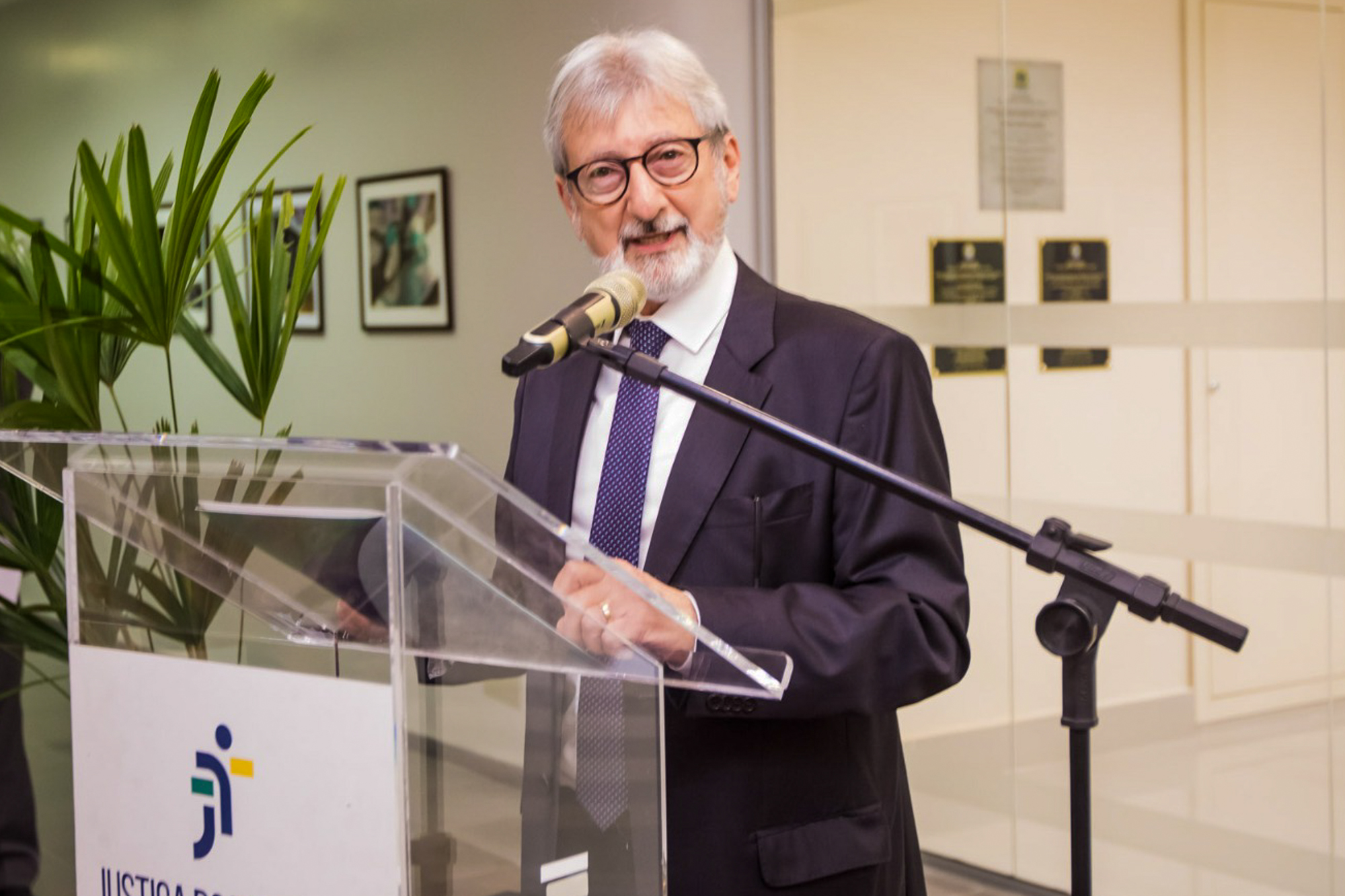 Des. George Achutti, falando ao microfone.