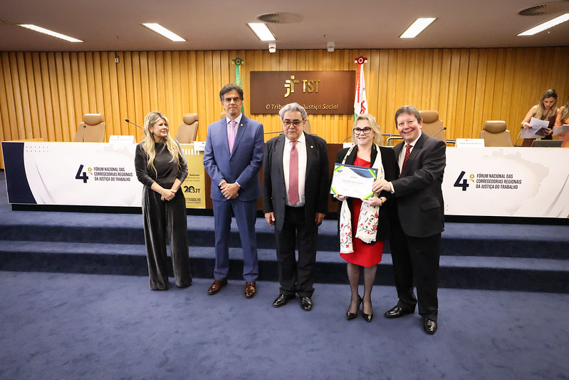 A foto mostra a desembargadora Laís recebendo certificado da premiação.