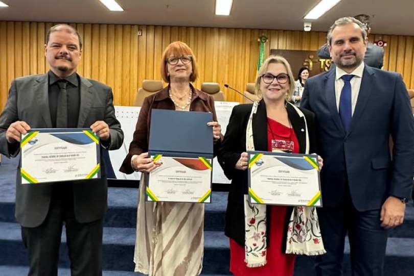 A foto mostra os quatro representantes do TRT-RS com certificados de premiação em mãos.