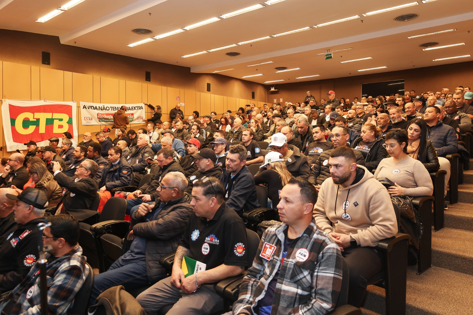 A foto mostra o público assistindo evento da CTB.
