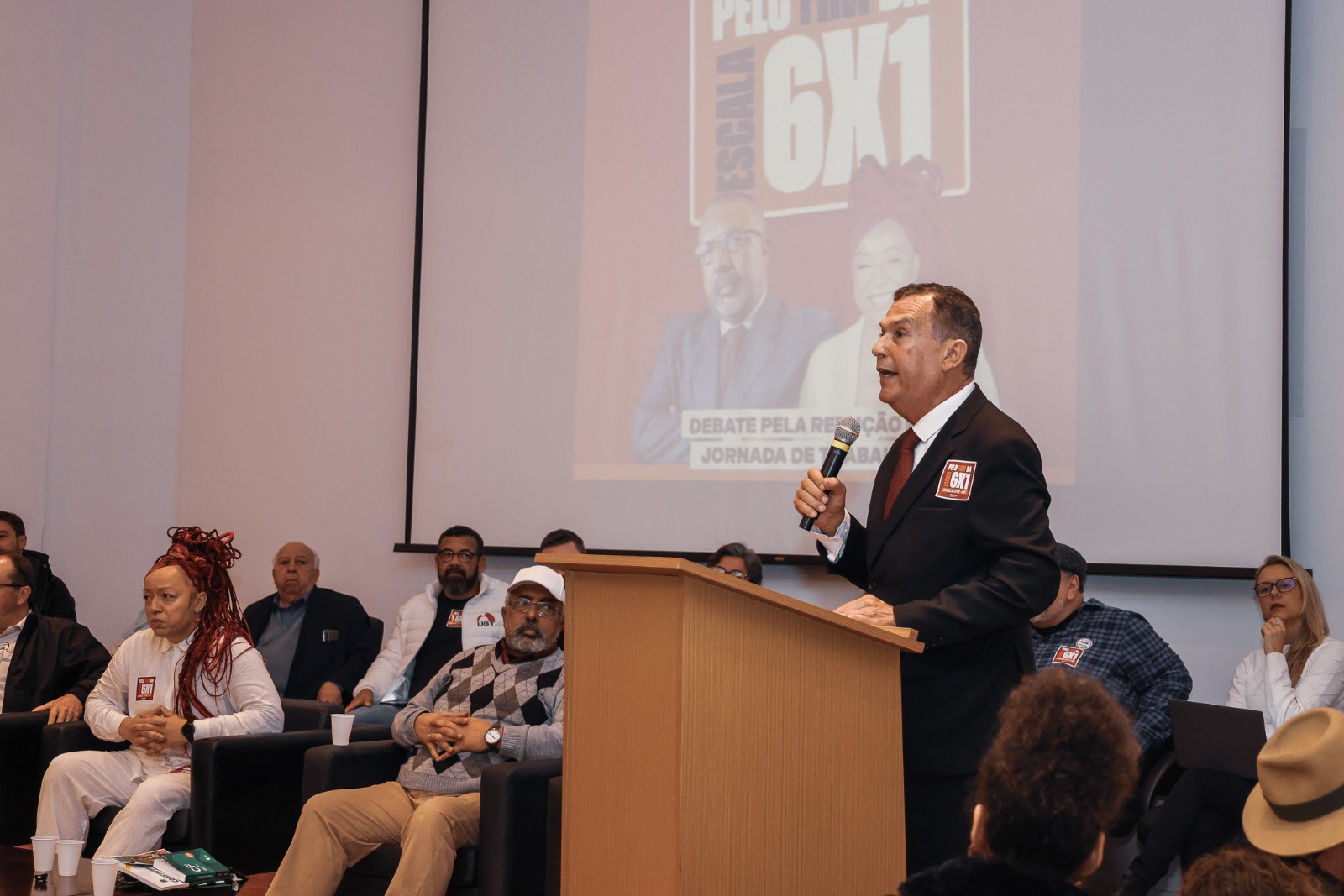 A foto mostra o desembargador Clóvis discursando num púlpito