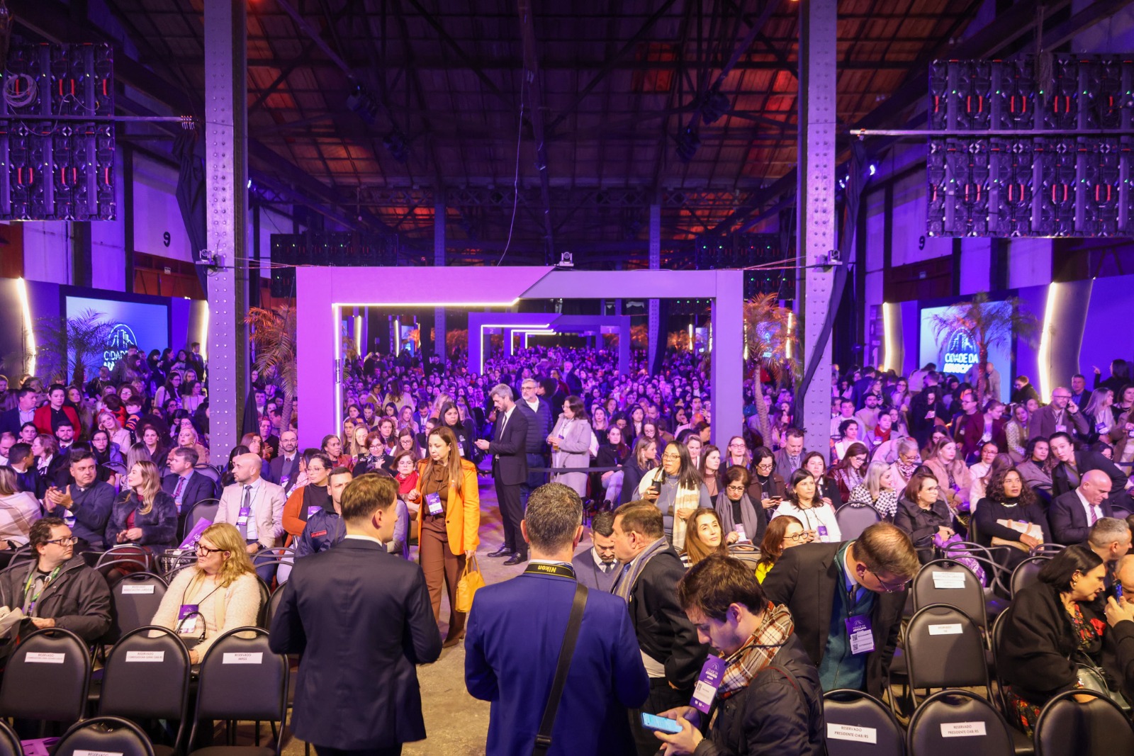 A foto mostra o grande público sentado no evento