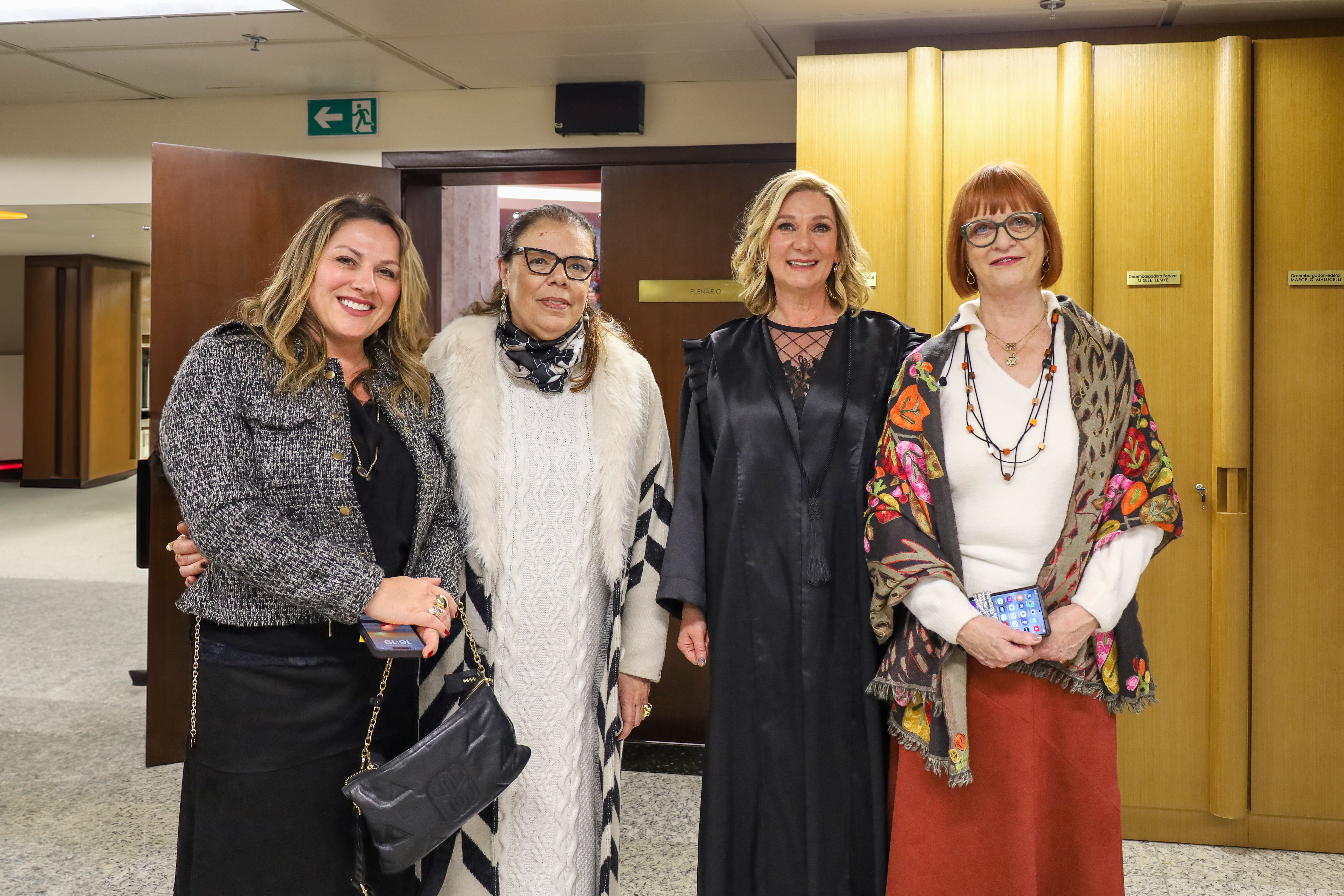 Quatro mulheres posam sorridentes para a foto; entre elas, a vice-corregedora Maria Madalena Telesca e a juíza Ana Paula De Bortoli.