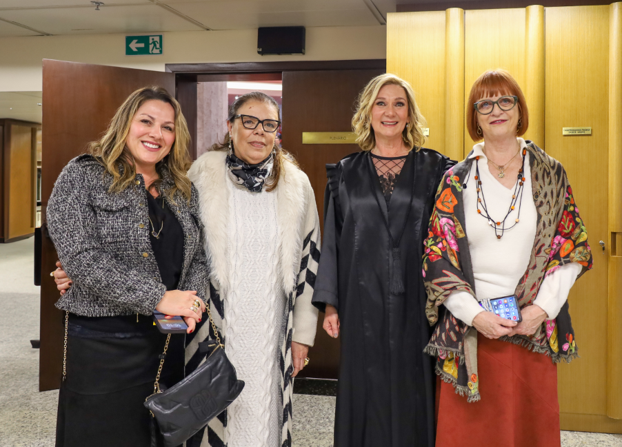 Quatro mulheres posam sorridentes para a foto; entre elas, a vice-corregedora Maria Madalena Telesca e a juíza Ana Paula De Bortoli.