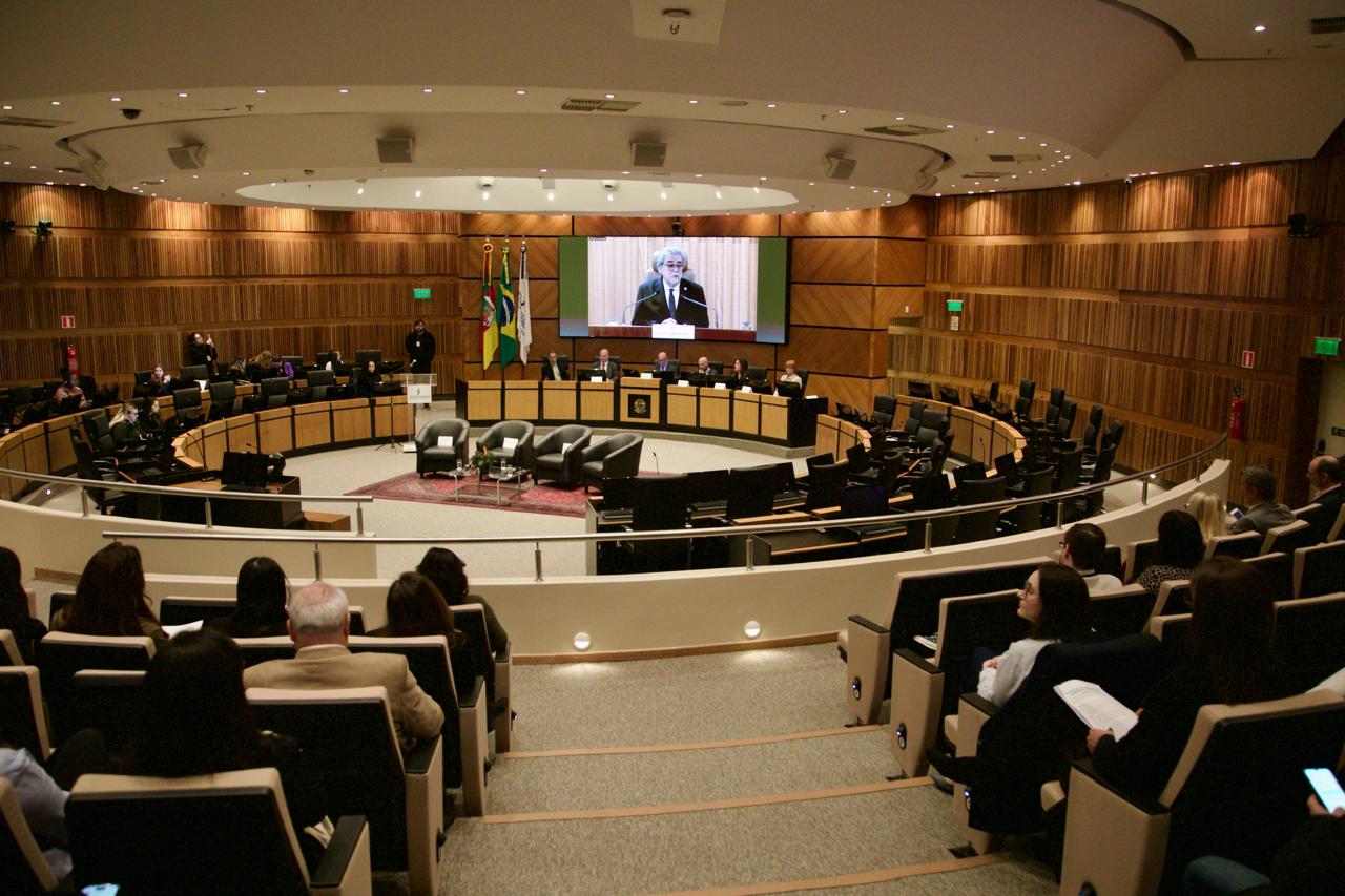 A foto mostra o Ministro Aloyiso mais ao fundo no telão.