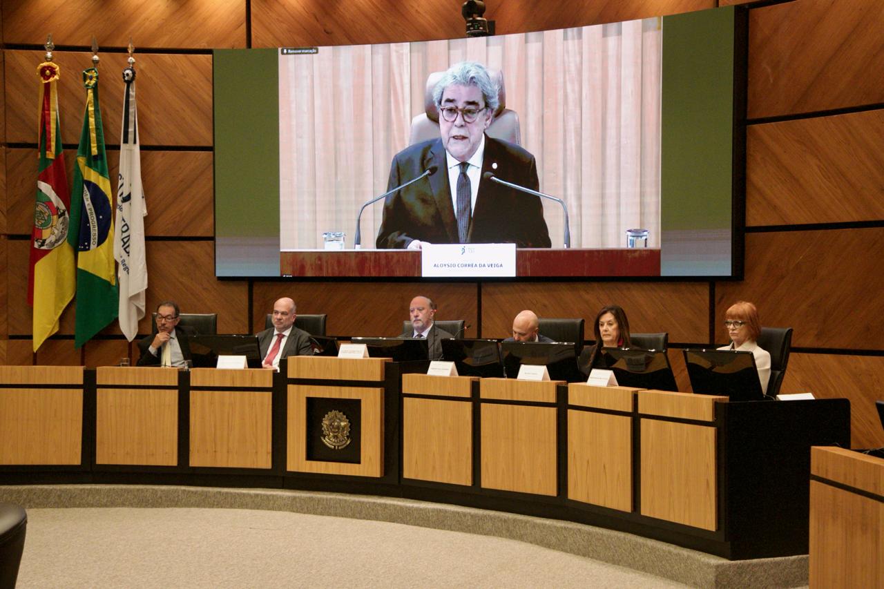 A foto mostra o Ministro Aloyiso mais ao fundo no telão.