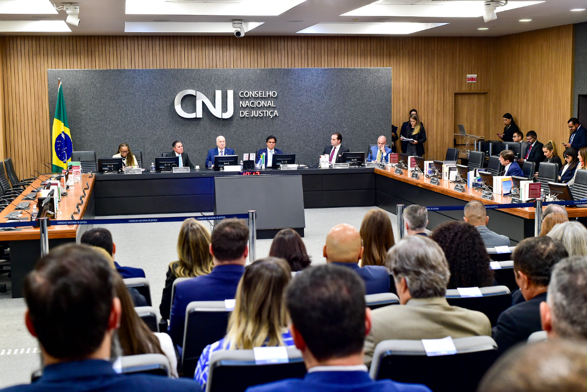 Plano geral da mesa com desembargadores