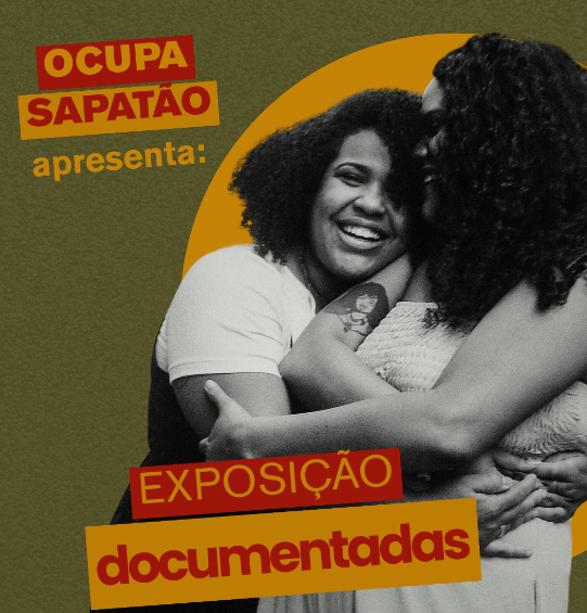 O card mostra uma fotografia em preto e branco de duas mulheres se abraçando e sorrindo.