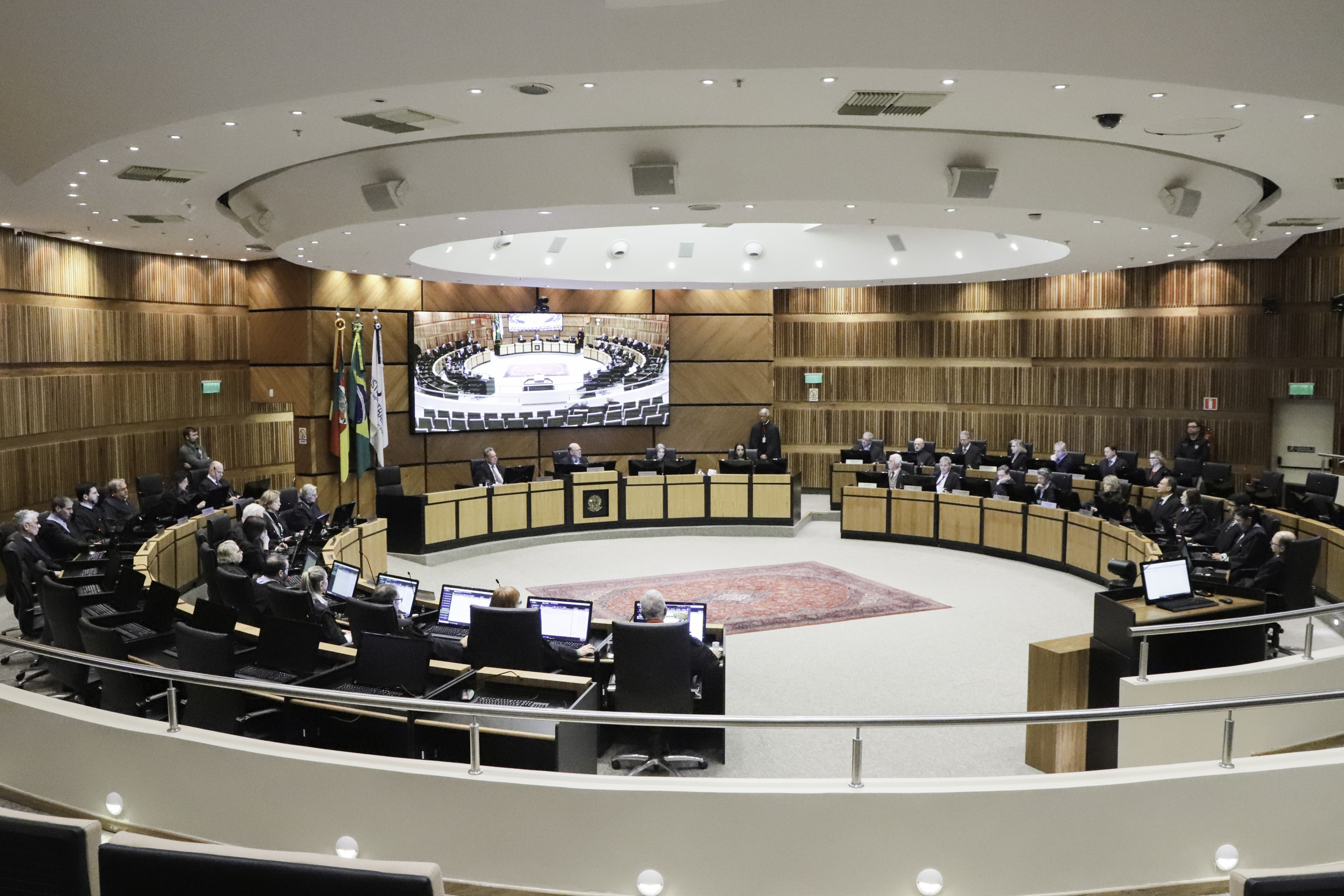 Foto em ângulo aberto da sessão do Pleno