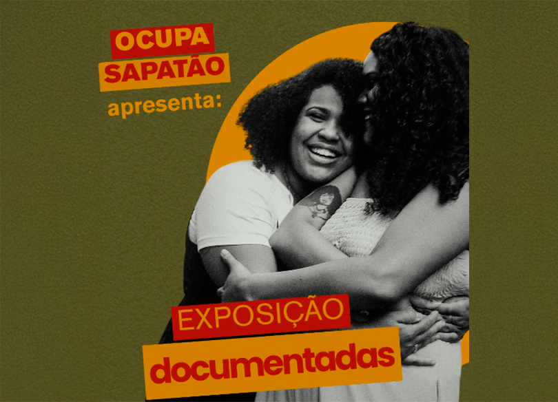 O card mostra uma fotografia em preto e branco de duas mulheres se abraçando e sorrindo.