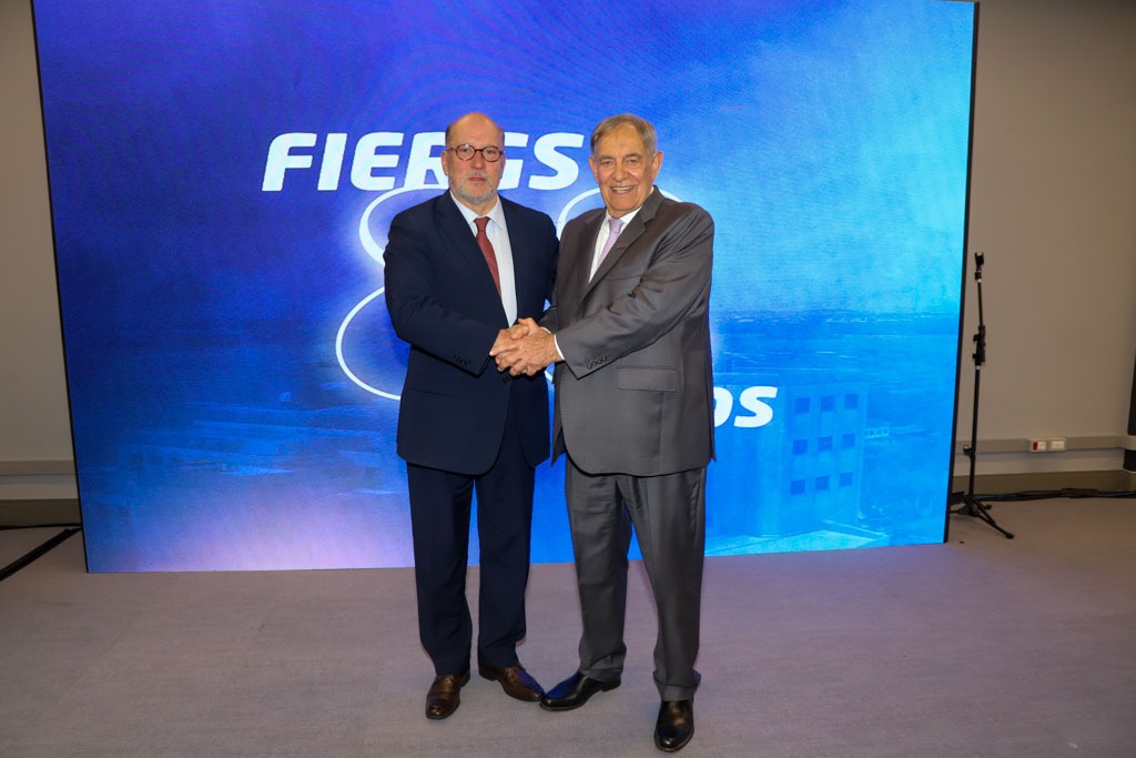 A foto posada mostra o presidente Martins Costa apertando as mãos do empresário Cláudio Bier.