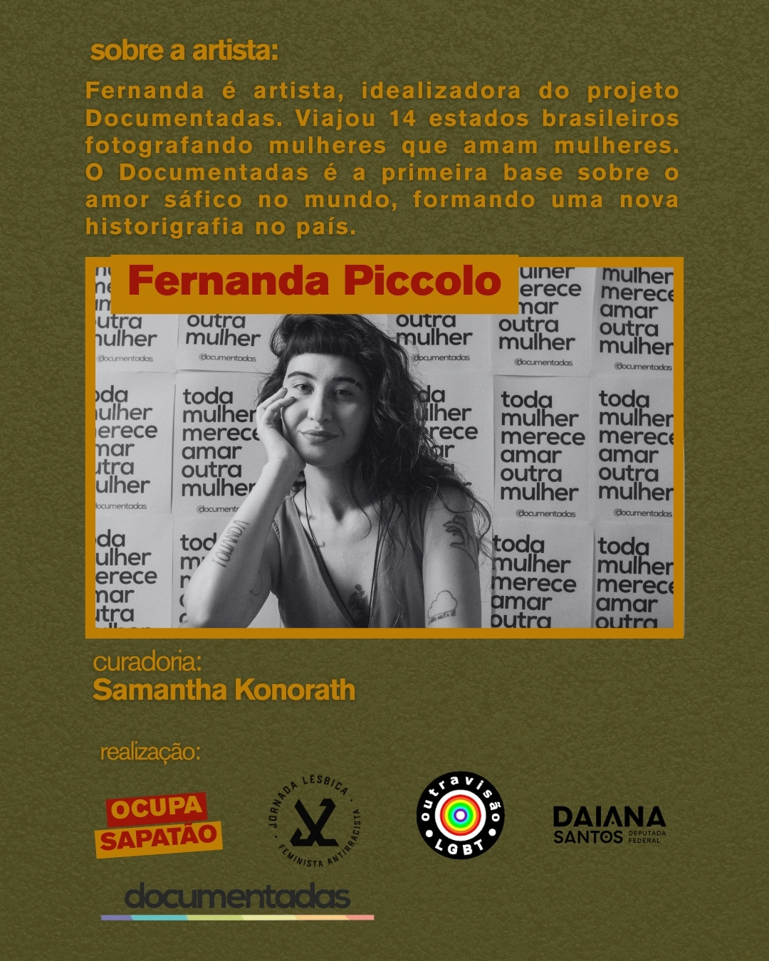 O card apresenta uma fotografia em preto e branco de Fernanda Piccolo, artista e idealizadora do projeto Documentadas. Ela aparece apoiando o rosto na mão, olhando para a câmera. Ao fundo, há cartazes repetidos com a frase “toda mulher merece amar outra mulher”. Acima da foto, o nome “Fernanda Piccolo” está destacado em vermelho sobre fundo laranja.