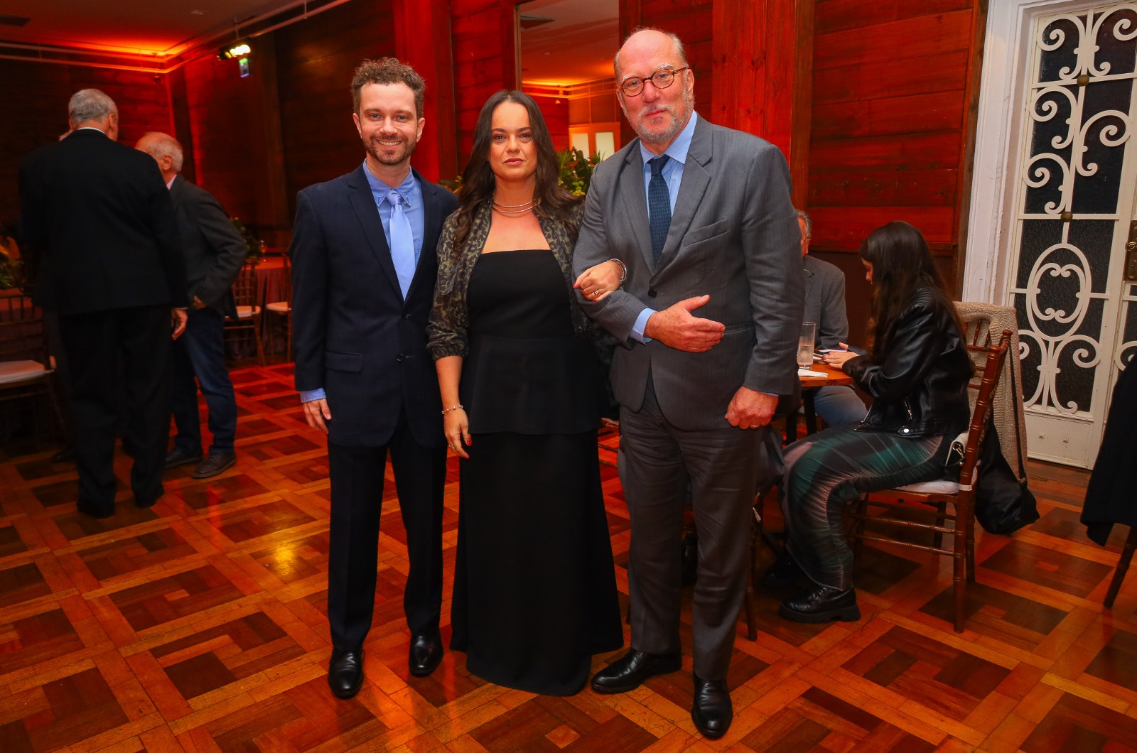 A foto mostra o presidente Martins Costa com a presidente e o vice da Agetra.
