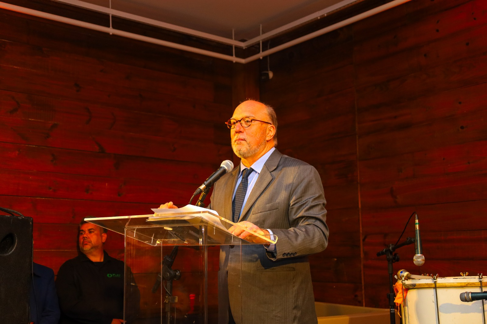 A foto mostra o presidente Martins Costa discursando.