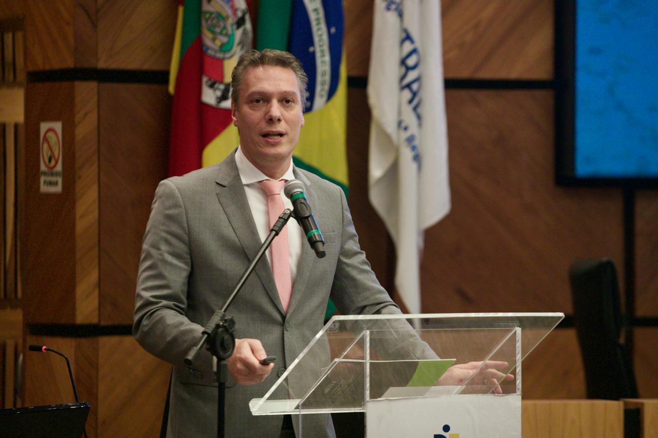 A foto mostra o juiz Fábio palestrando.